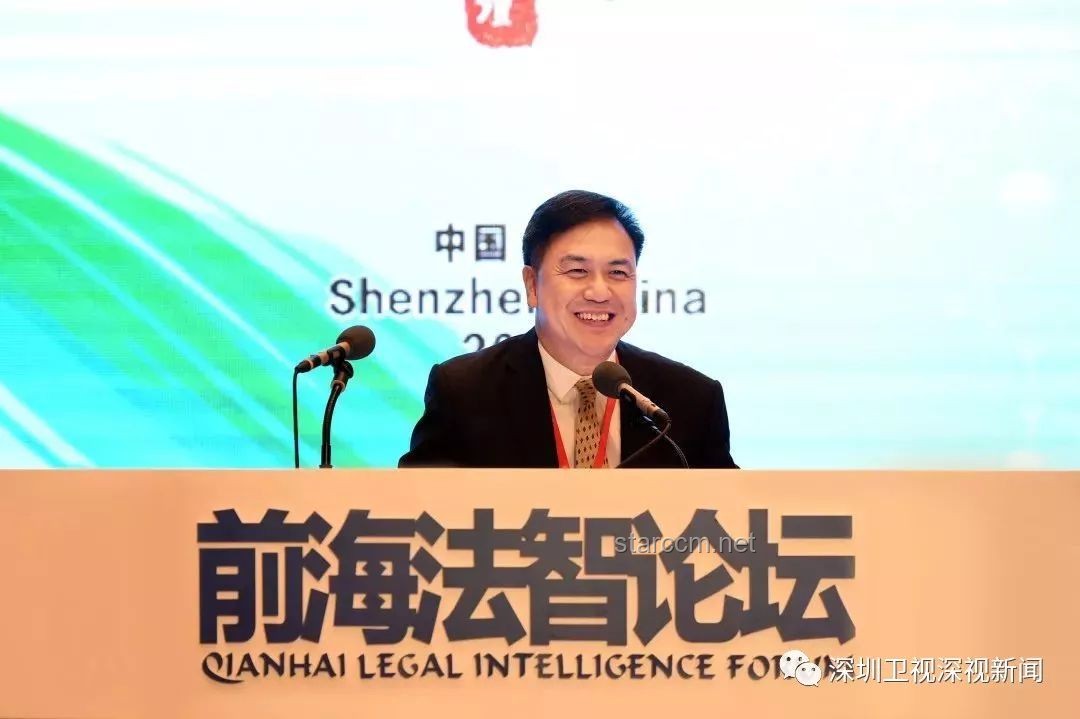 王毅签国际调解院公约与李家超握手：国际调解新纪元的开启